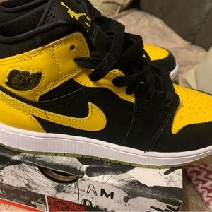 Air Jordan Retro 1 Mid SE BRAND NEW